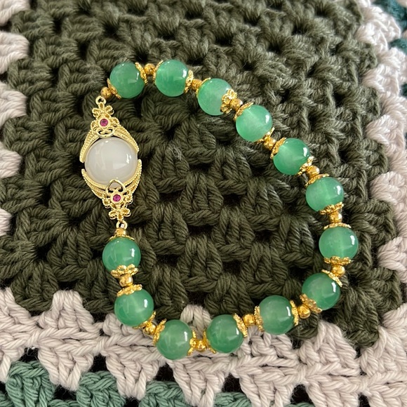 Beautiful Beautiful bracelet. Color white and gold. - Picture 2 of 5